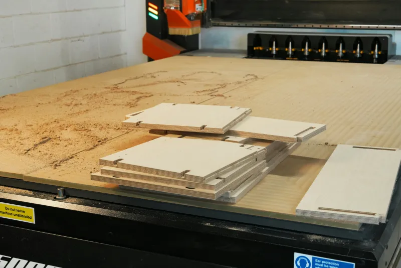 Máquina de corte láser y CNC de LCL Soluciones trabajando con precisión